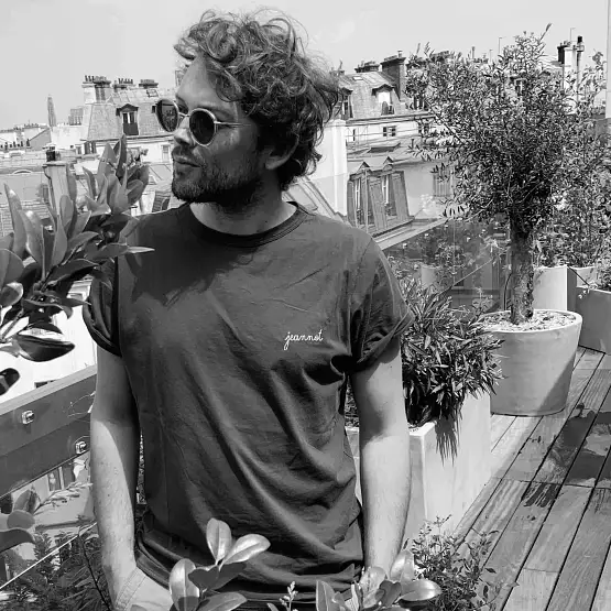 Jean-Charles, fondateur de Jeannot en ville, sur un rooftop parisien